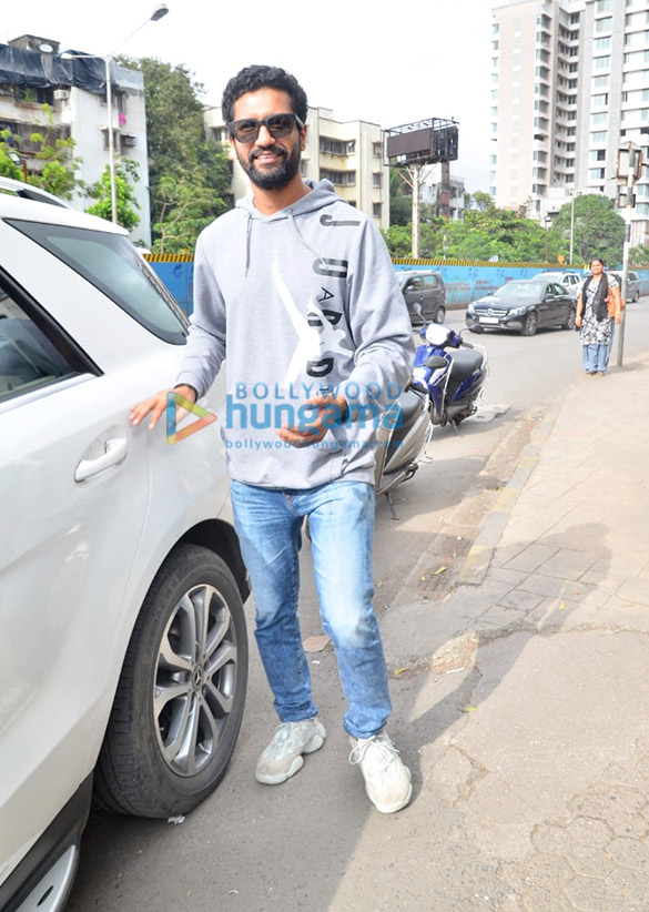 photos vicky kaushal snapped in juhu 1