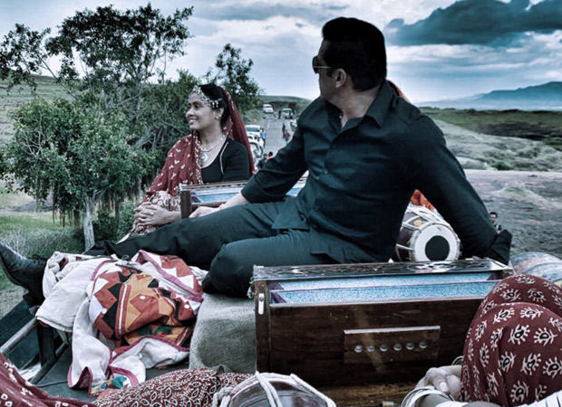 Sonakshi Sinha Captures A Candid Salman Khan On The Sets Of Dabangg 3 Bollywood News