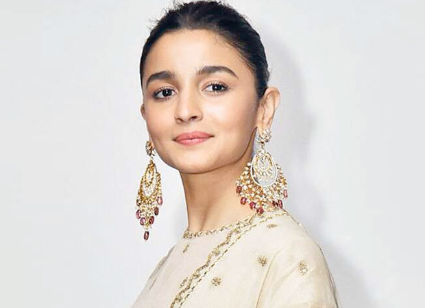 This is how Alia Bhatt stays away from controversies and maintains cordial relations with Bollywood celebrities 