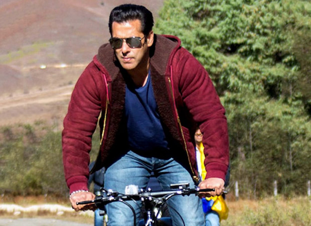 Dabangg 3: Salman Khan rides a bicycle in Mumbai Rains to the reach the film set Dabangg 3: Salman Khan rides a bicycle in Mumbai Rains to the reach the film set