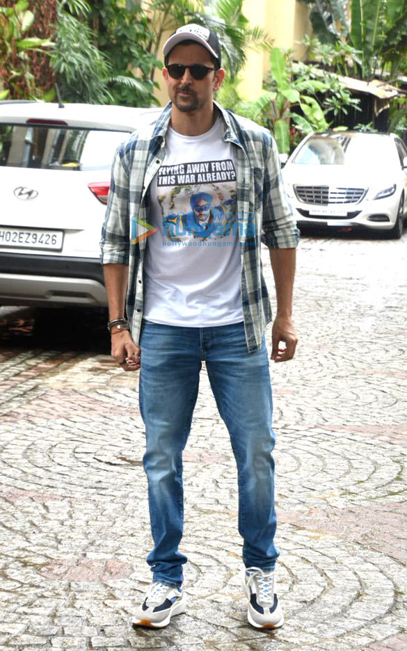 hrithik roshan snapped in mumbai 2