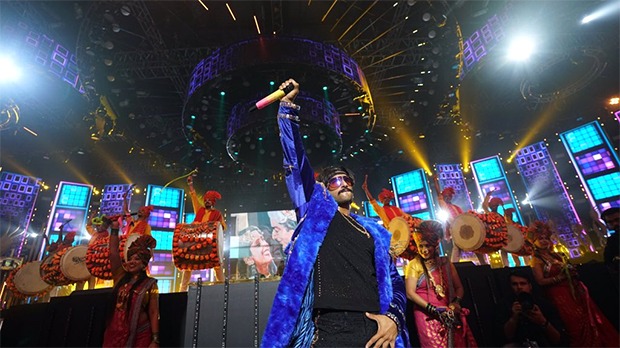IIFA Awards 2019 Ranveer Singh enthralls the audience, shares romantic moment with Deepika Padukone