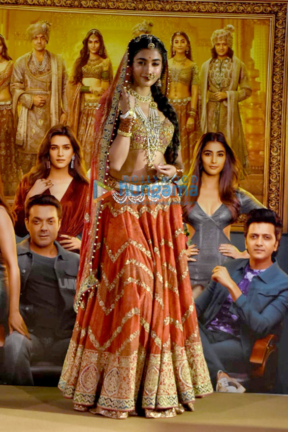 photos akshay kumar bobby deol riteish deshmukh kriti sanon pooja hegde and kriti kharbanda grace the trailer launch of housefull 4 5