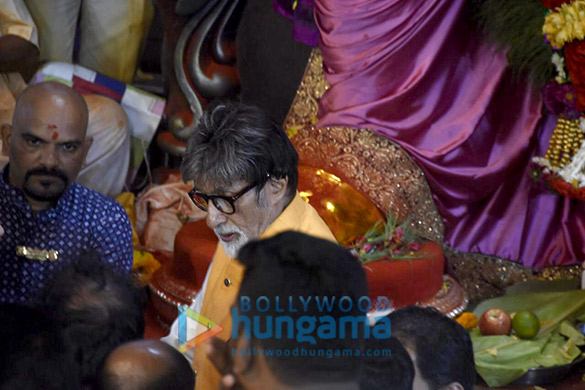 photos amitabh bachchan and abhishek bachchan snapped at lalbaugcha raja darshan 4