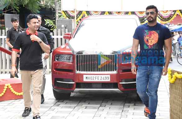 photos arjun kapoor bhushan kumar and others snapped attending the ganpati puja at the t series office 5