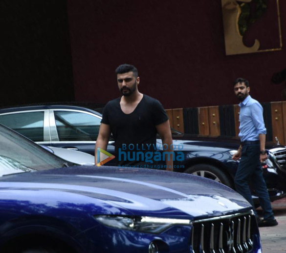 photos arjun kapoor snapped in mumbai 001