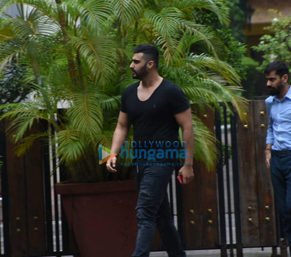 photos arjun kapoor snapped in mumbai 002