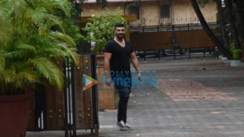 Photos: Arjun Kapoor snapped in Mumbai