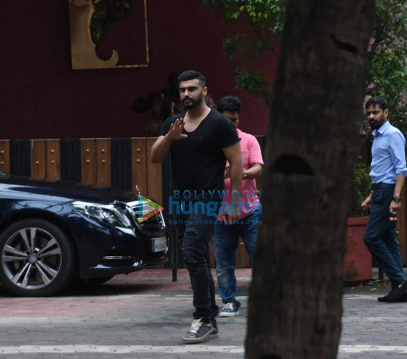 photos arjun kapoor snapped in mumbai 004