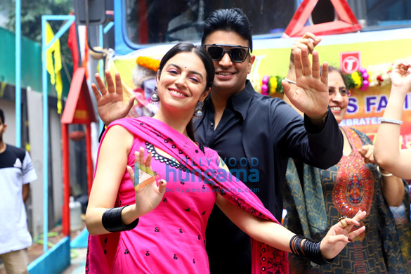 photos bhushan kumar divya khosla kumar and others snapped at ganpati visarjan 7