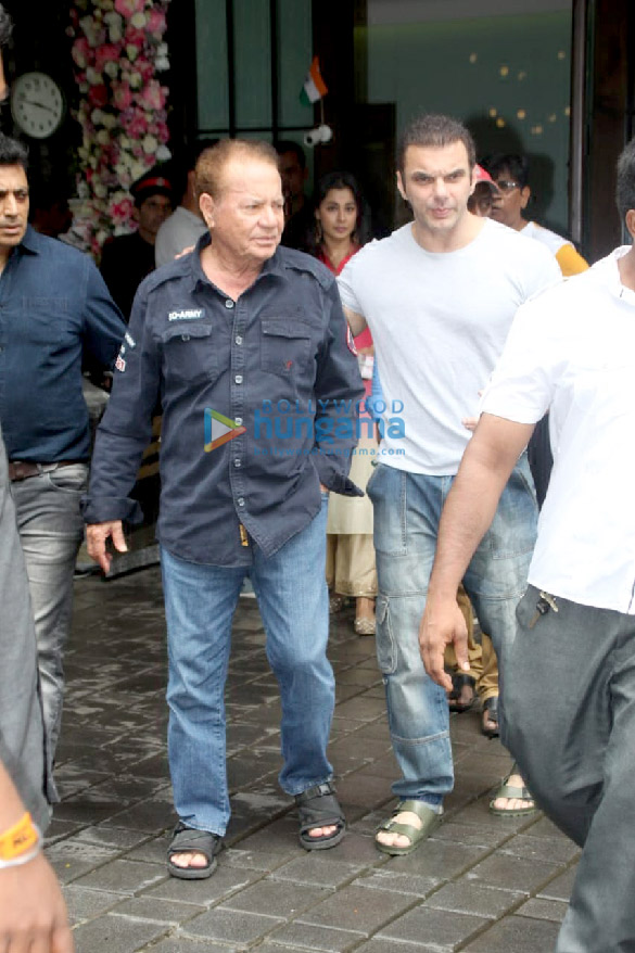 photos celebs grace salman khans residence for ganesh chaturthi celebration1 2