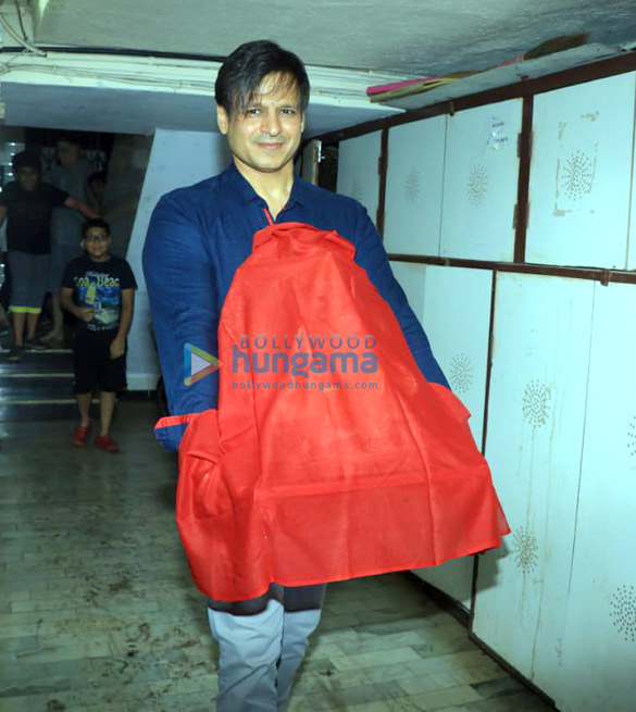 photos celebs snapped bringing home their ganpatis 3