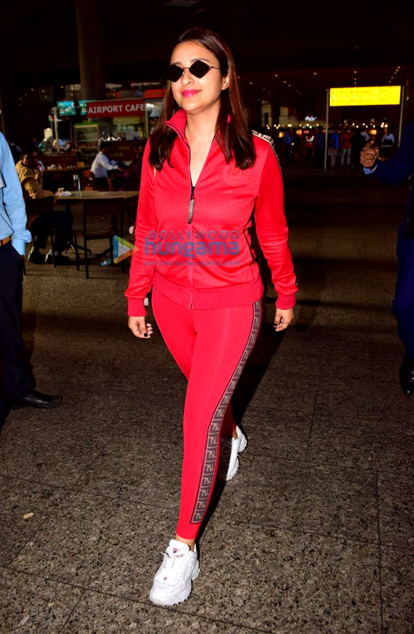 photos deepika padukone jacqueline fernandez and others snapped at the airport 7