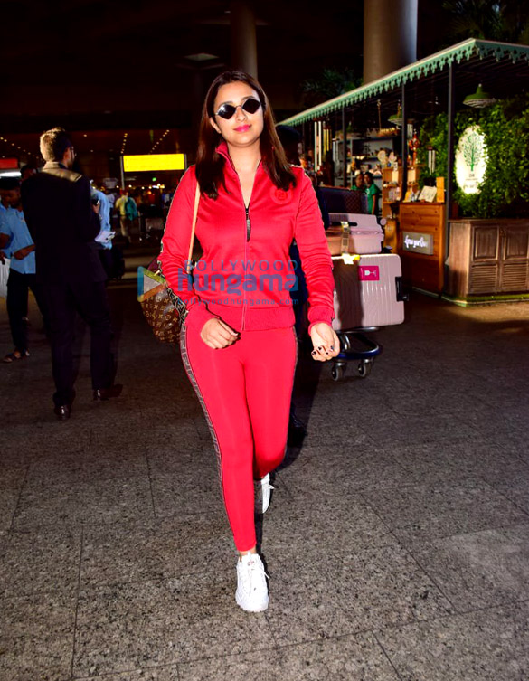photos deepika padukone jacqueline fernandez and others snapped at the airport 8