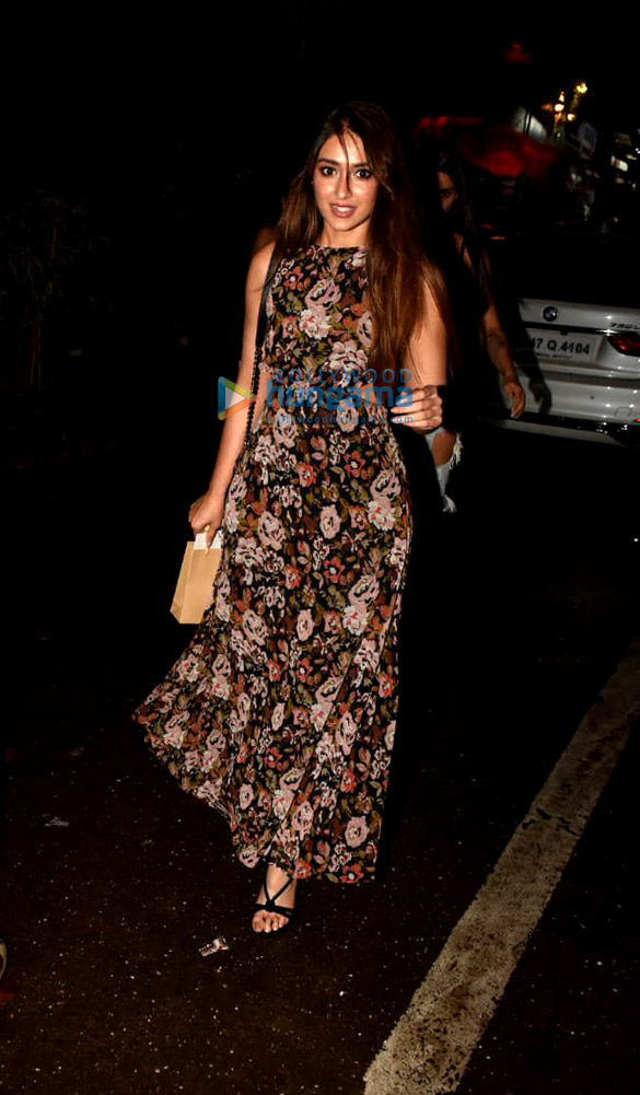 Photos: Ileana D’Cruz spotted at Pali Village Cafe in Bandra Photos: Ileana D’Cruz spotted at Pali Village Cafe in Bandra