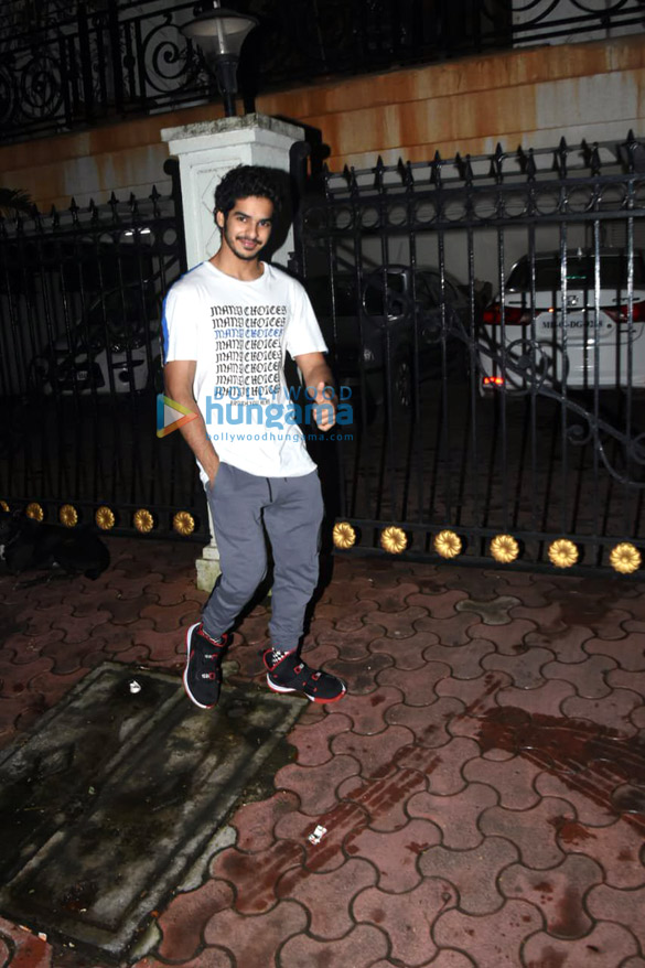 photos ishaan khattar and janhvi kapoor spotted at arjun kapoors house in juhu 1