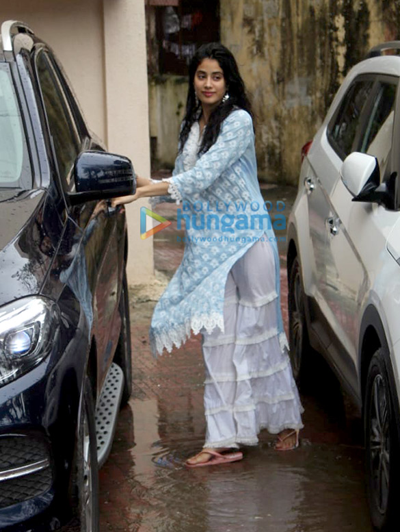 Photos: Janhvi Kapoor and Waluscha De Sousa spotted at the Pilates gym Photos: Janhvi Kapoor and Waluscha De Sousa spotted at the Pilates gym