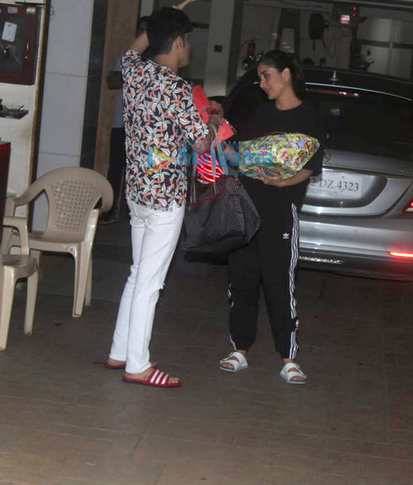 photos kareena kapoor khan spotted in bandra 2