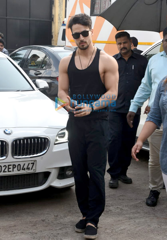 photos kartik aaryan tara sutaria and tiger shroff snapped at novotel in juhu 1