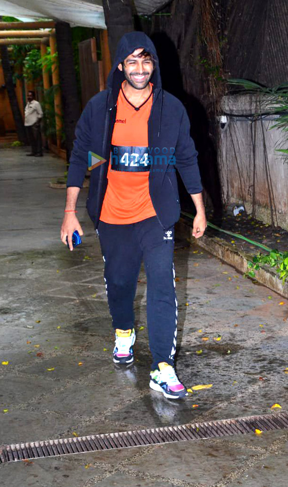 photos kartik aaryan and ananya panday snapped at dance class in juhu 3