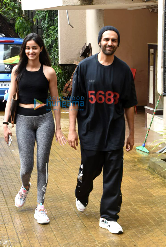 photos kartik aaryan and ananya panday spotted after dance rehearsals 4