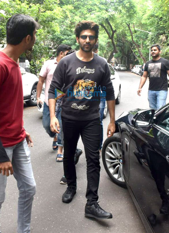photos kartik aaryan snapped on a bike in juhu 1