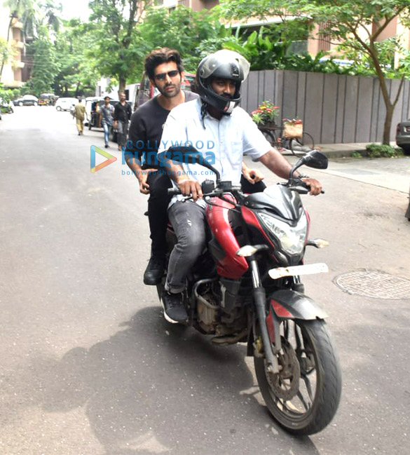 photos kartik aaryan snapped on a bike in juhu 4