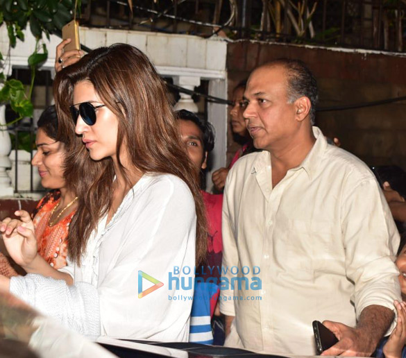 photos kriti sanon and ashutosh gowariker spotted at sunny super sound in juhu 2