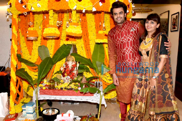 photos maniesh paul snapped with his family during ganpati puja at his residence 3
