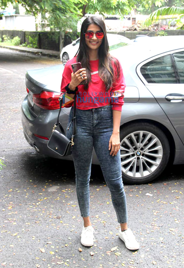 photos pooja hegde spotted in bandra 2 2