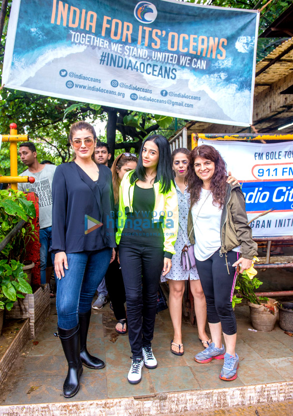 photos raveena tandon and amrita rao snapped participating in a beach cleanup drive 1