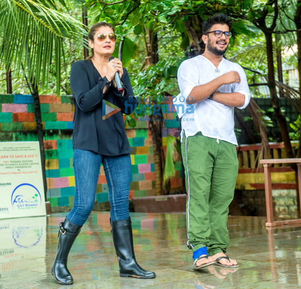 photos raveena tandon and amrita rao snapped participating in a beach cleanup drive 3