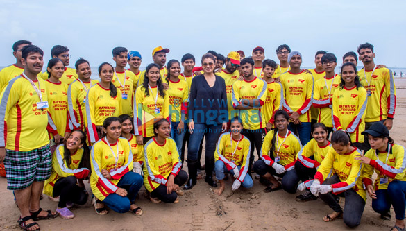 photos raveena tandon and amrita rao snapped participating in a beach cleanup drive 5