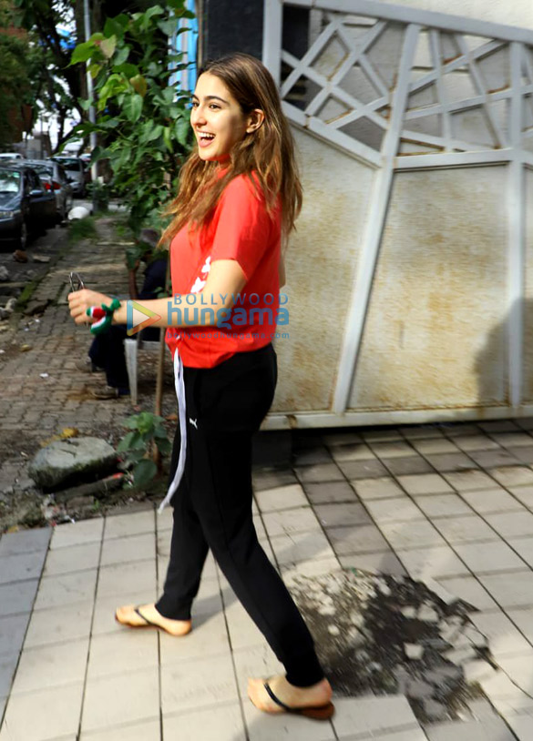 photos sara ali khan spotted in juhu 4