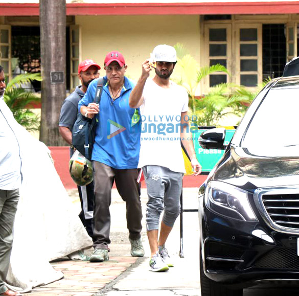 Photos: Shahid Kapoor snapped at the gym Photos: Shahid Kapoor snapped at the gym