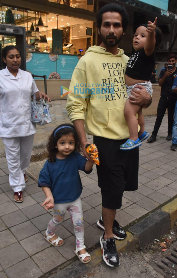 photos shahid kapoor snapped with his kids misha and zain at foodhall in khar 1