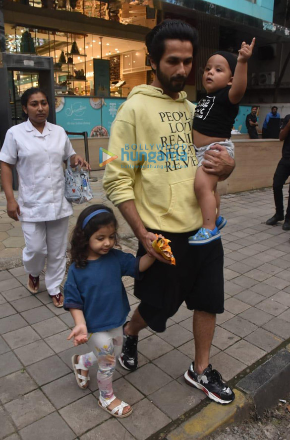 photos shahid kapoor snapped with his kids misha and zain at foodhall in khar 2