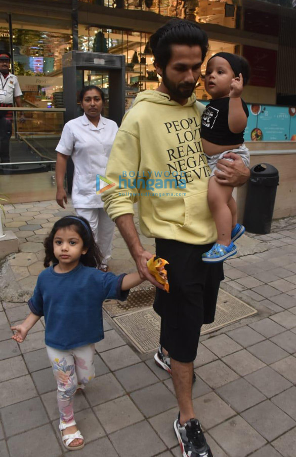 photos shahid kapoor snapped with his kids misha and zain at foodhall in khar 3