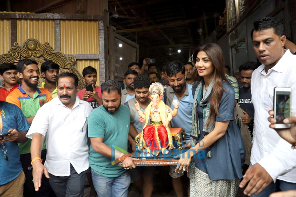 photos shilpa shetty snapped bringing her ganpati home in chinchpokli 2