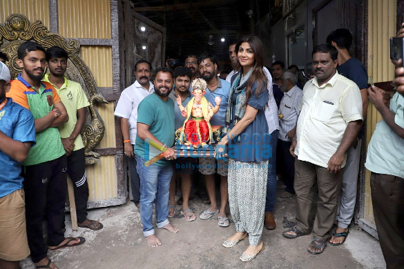 photos shilpa shetty snapped bringing her ganpati home in chinchpokli 3