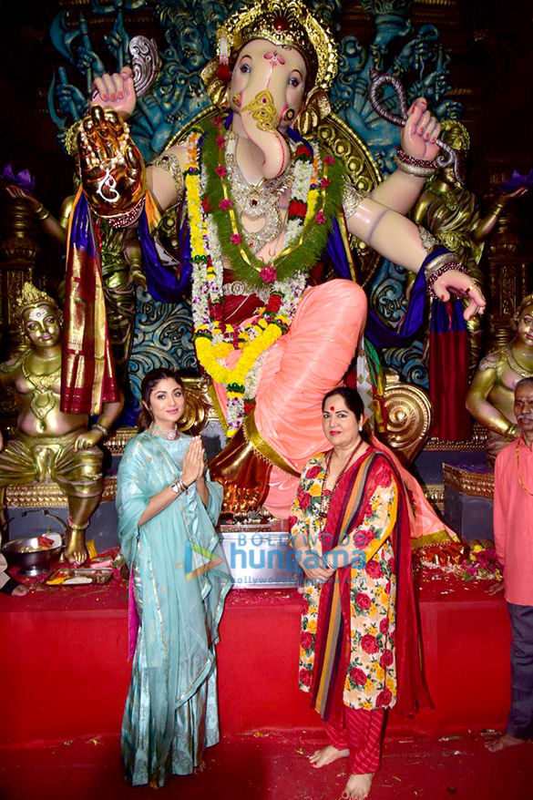 photos shilpa shetty snapped with mom at chinchpoklicha chintamani darshan during ganesh chaturthi 3