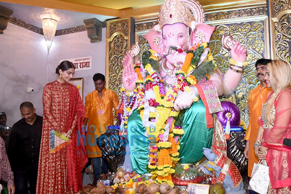 photos sonam kapoor ahuja seeks blessings at andheri cha raja 1