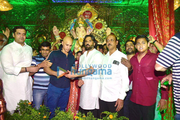 photos suniel shetty seeks ganeshas blessings 3