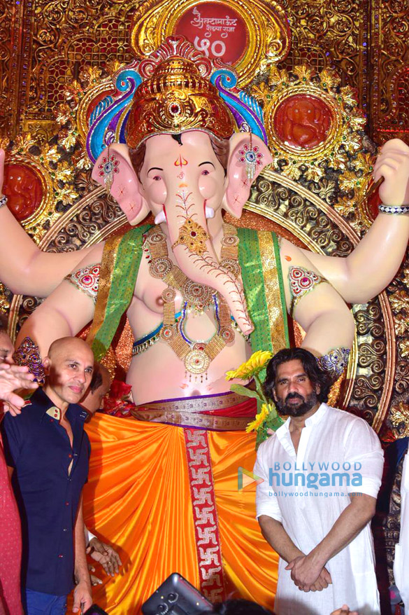 photos suniel shetty seeks ganeshas blessings 4