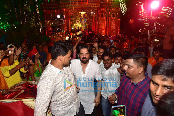 photos suniel shetty seeks ganeshas blessings 6