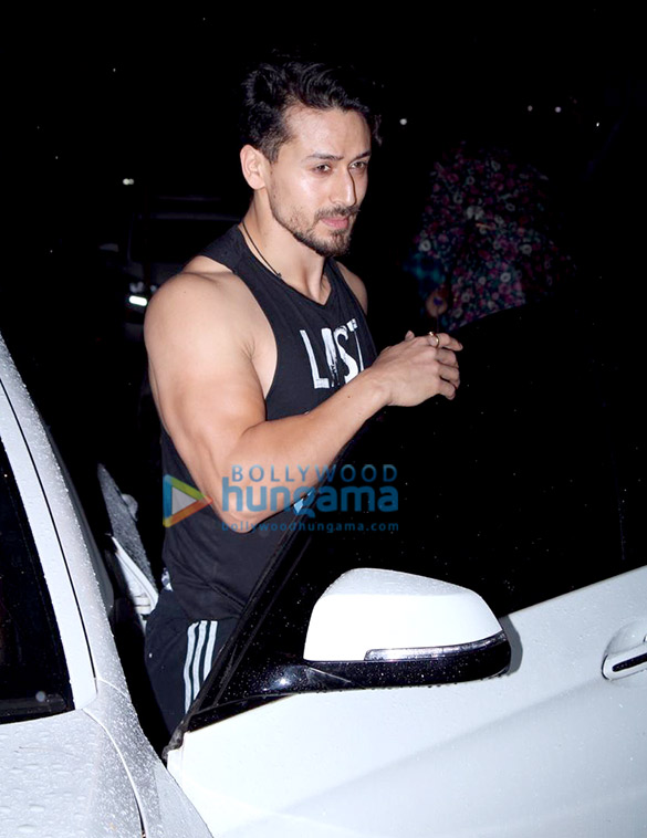 photos tiger shroff snapped in juhu 2