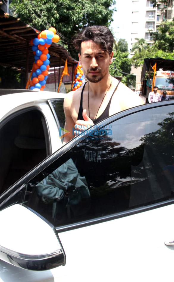 photos tiger shroff spotted at an astrologers house in khar 5