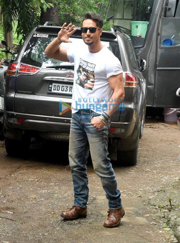 photos tiger shroff spotted during war promotion 4