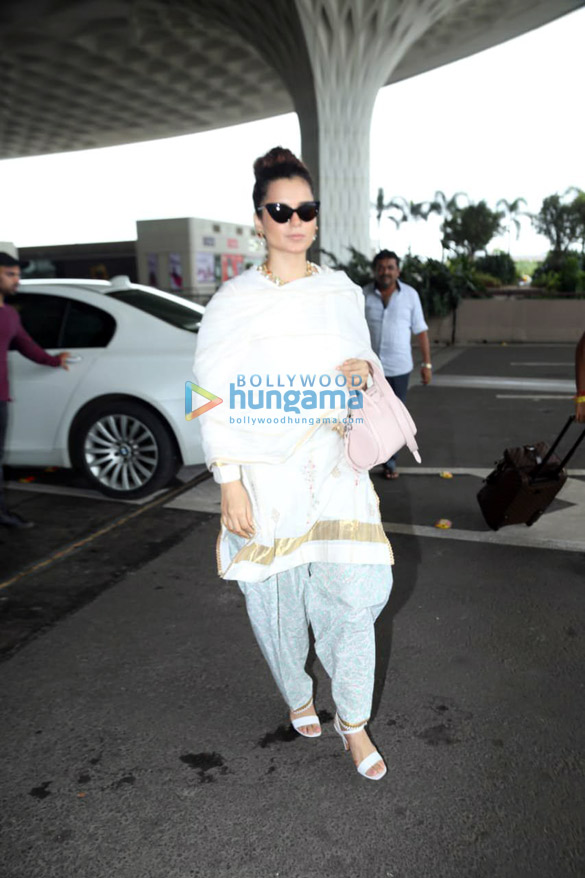 photos urvashi rautela kangana ranaut and karishma tanna snapped at the airport 5