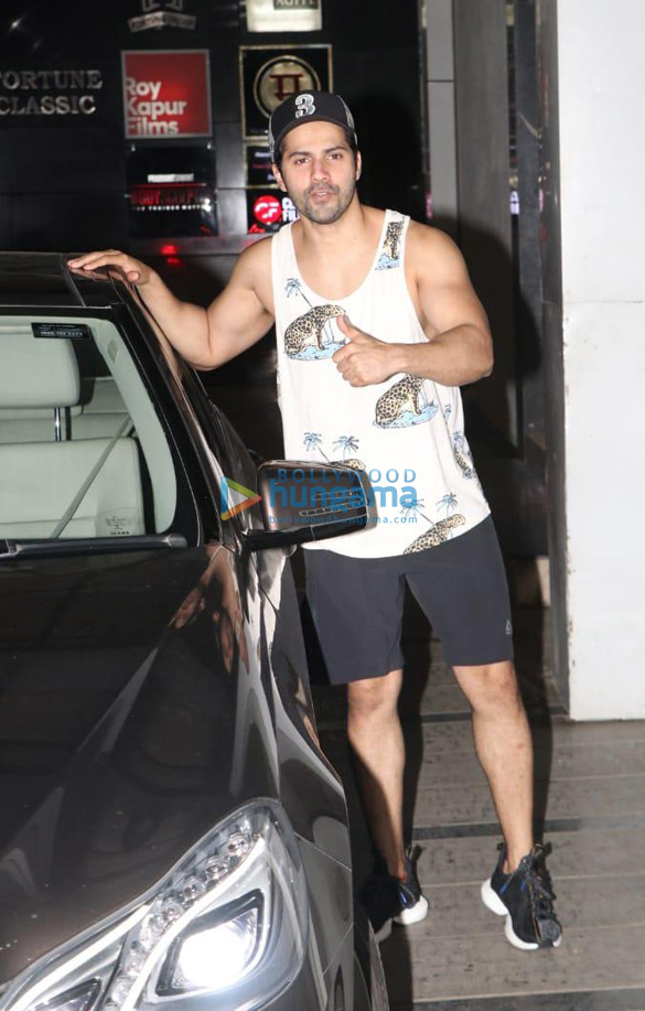 photos varun dhawan snapped at gym in khar 3